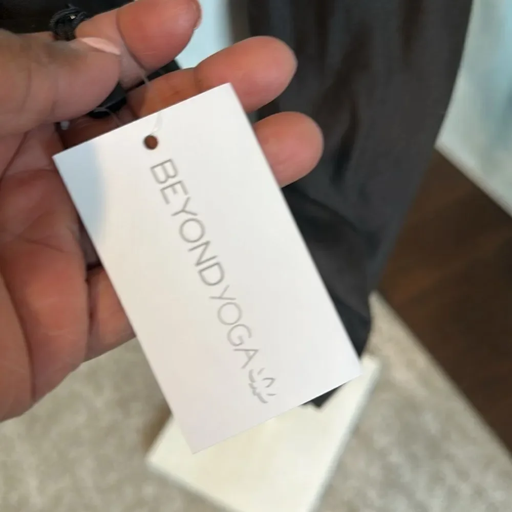 Beyond Yoga zippered pocket